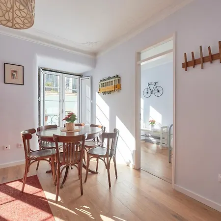Amazing Terrace And Riverview In Historical Lizbona